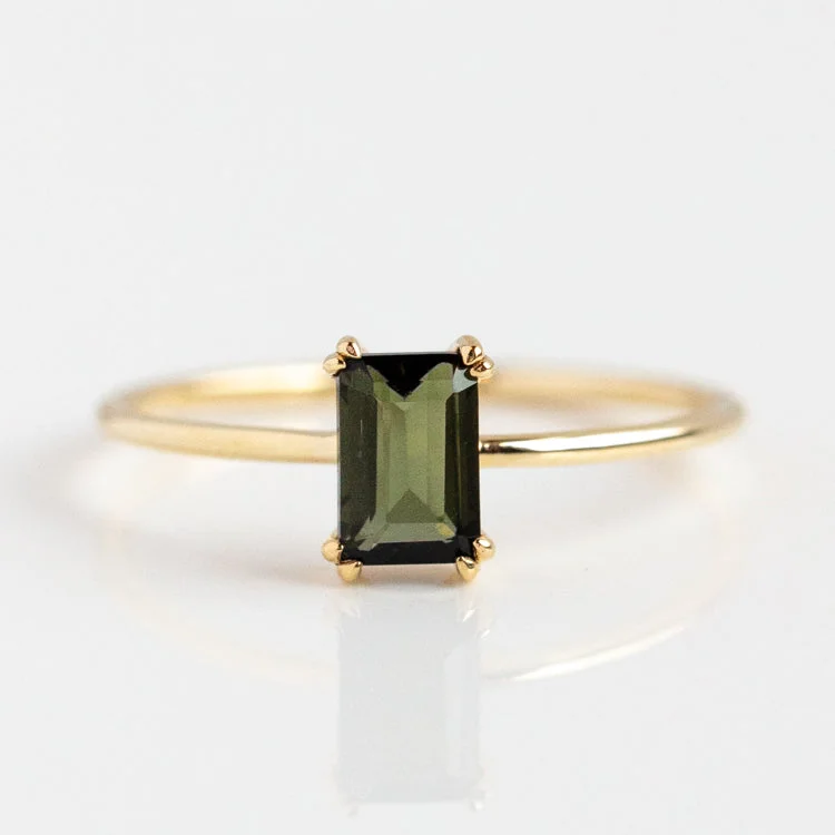 Vintage-Inspired Rings For Bold Brides-Solid Gold Essential Baguette Ring